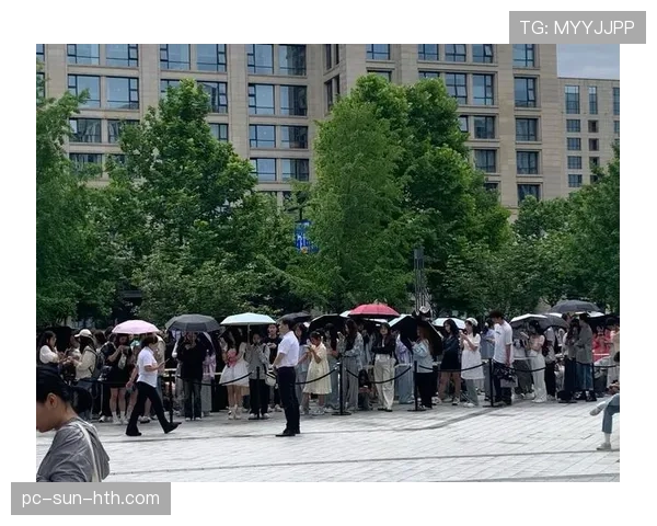 掌敏洁戴着几万墨镜排队买奶茶，现场我差点笑出声